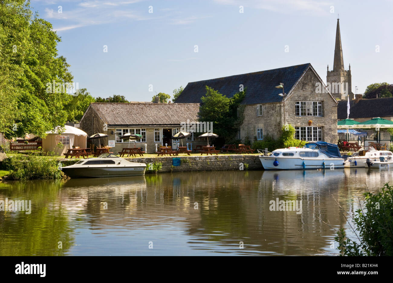 Le Riverside Inn, un pub typiquement anglais sur le bord de la Tamise à Lechlade, Gloucestershire, England, UK Banque D'Images