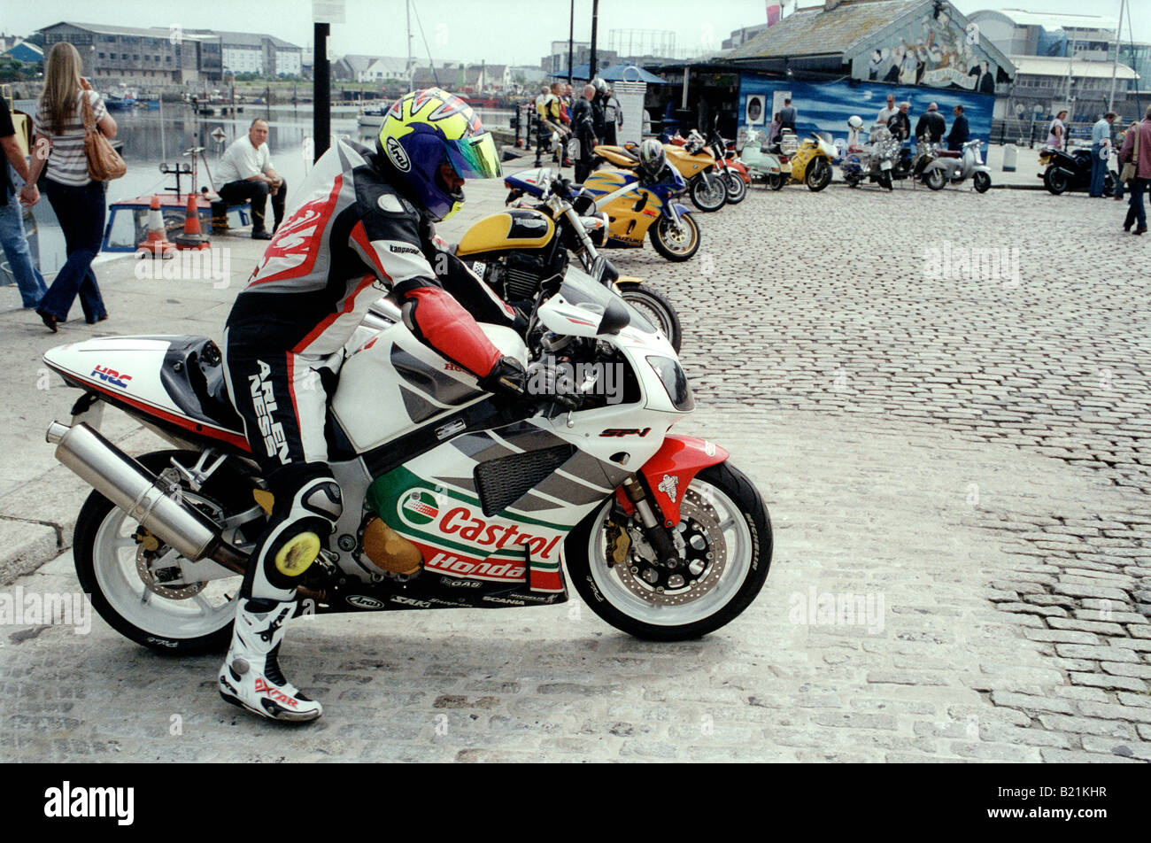 UK Angleterre Barbican Plymouth meeting point sur un motocycliste Castrol Honda SP1 vélo sports Banque D'Images
