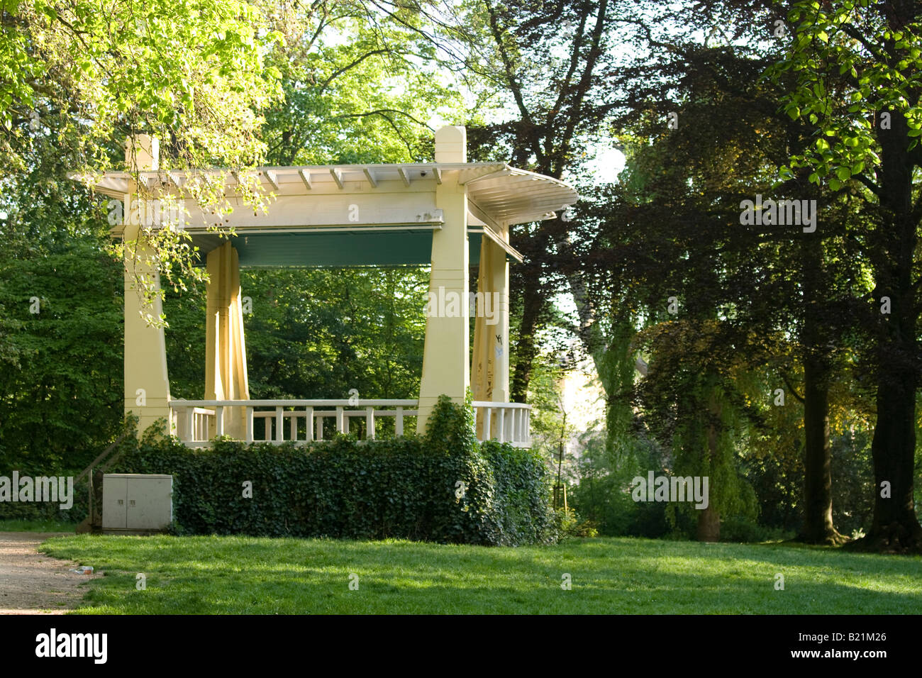 La musique antique gazebo dans le parc de style anglais dans la ville européenne Banque D'Images