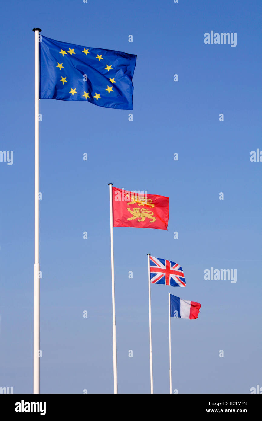 Britannique, française, européenne et Normandie drapeaux flottants au port Mulberry,Gold beach, Arromanches, le nord de la France. Banque D'Images