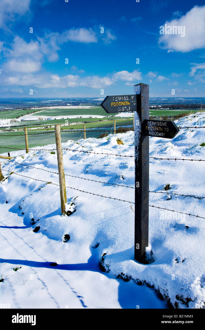 Sentier de signe sur la neige de l'hiver sur Liddington Hill dans le Wiltshire, England, UK Banque D'Images