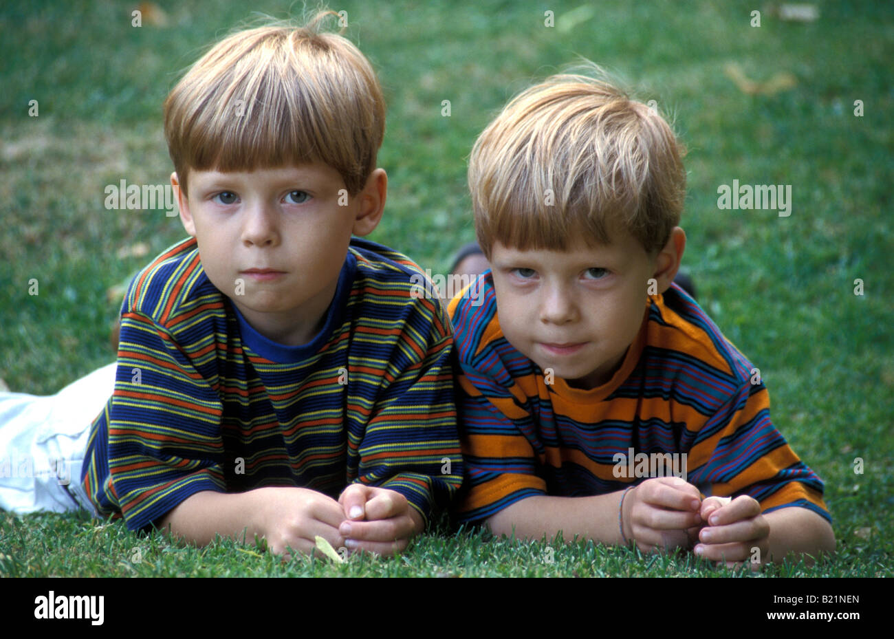 Portrait jumeau identique autour de 5 ans, les garçons Banque D'Images