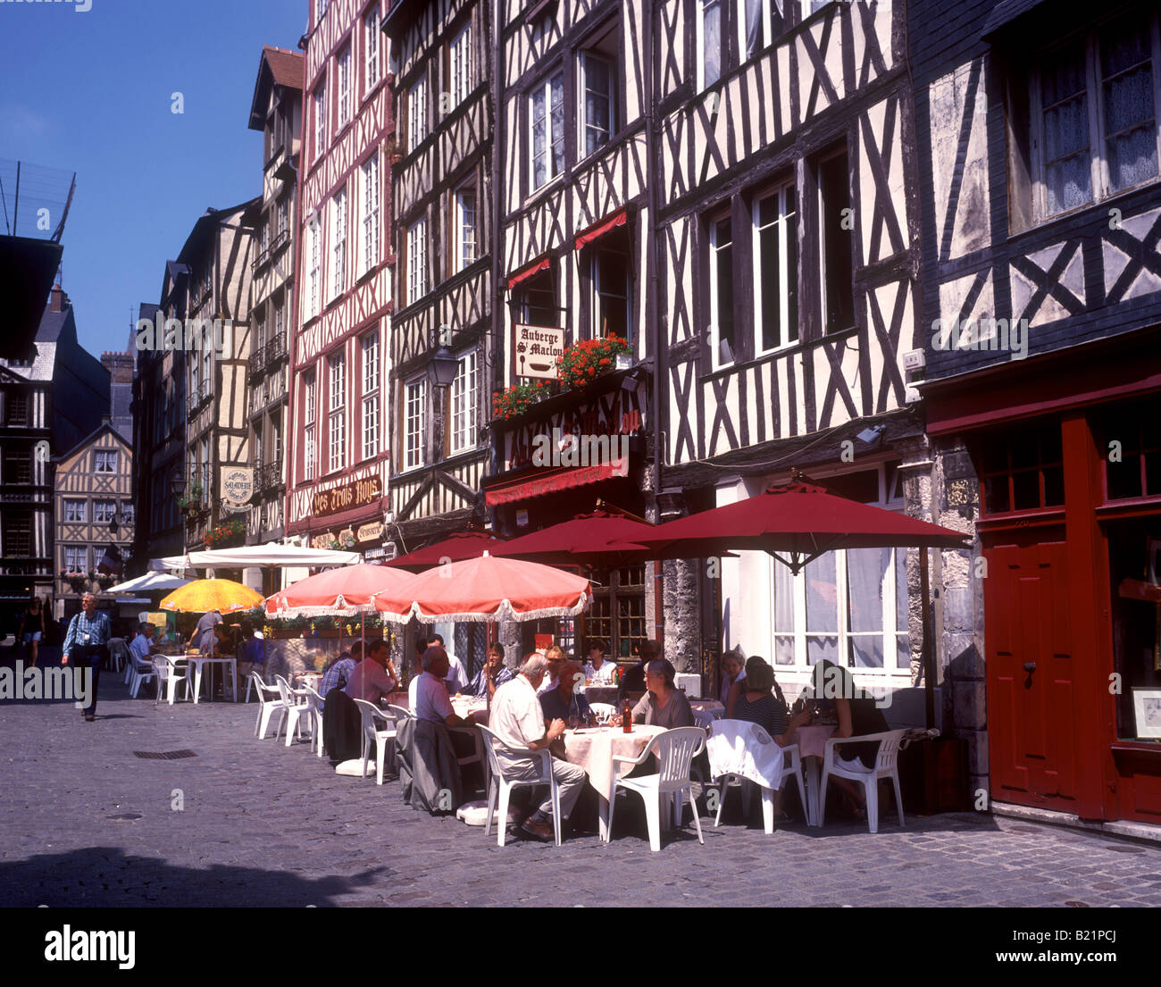 La moitié de la rue de bâtiments à colombages et de cafés en plein air dans le vieux quartier de Rouen Banque D'Images