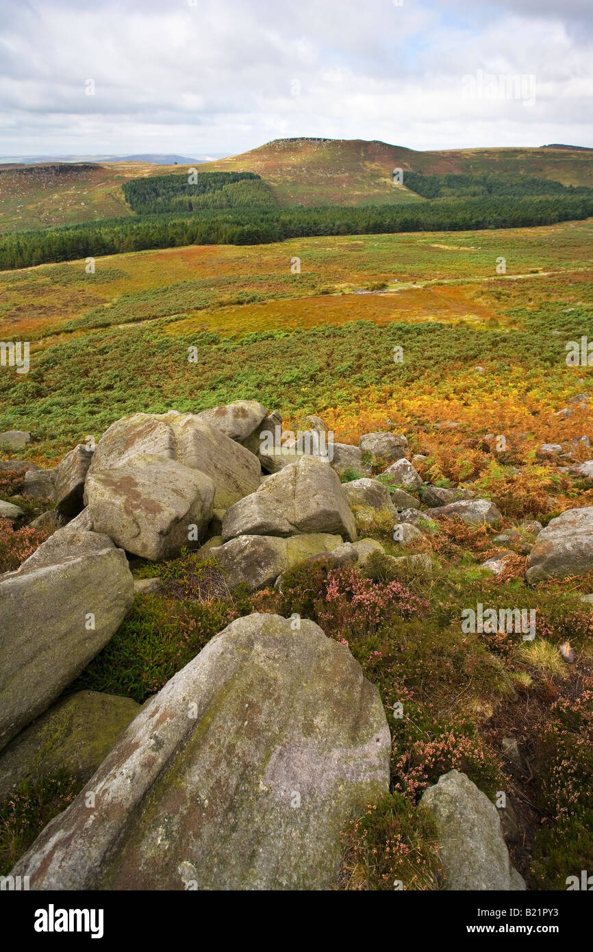 Carl Wark et Higger Tor vu de Burbage Rocks dans le Peak District dans le Yorkshire du Sud Banque D'Images