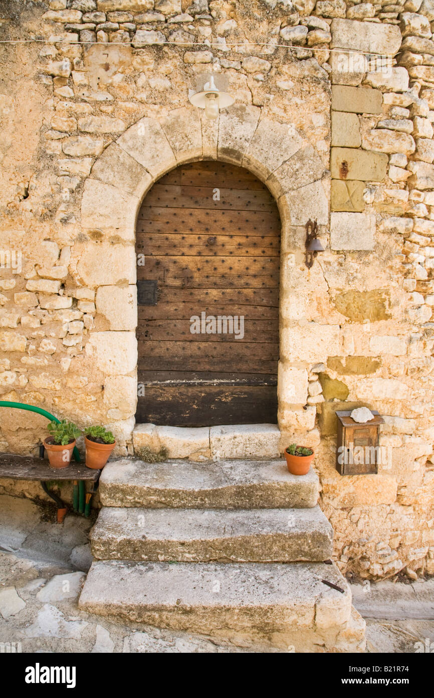 Porte En Bois Simiane La Rotonde, Provence, France Banque D'Images