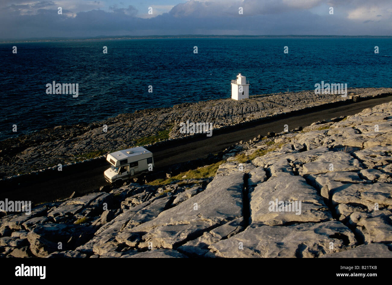 Camping-sur rue en face de la tête noire phare blanc Le Burren Comté de Clare Irlande Banque D'Images