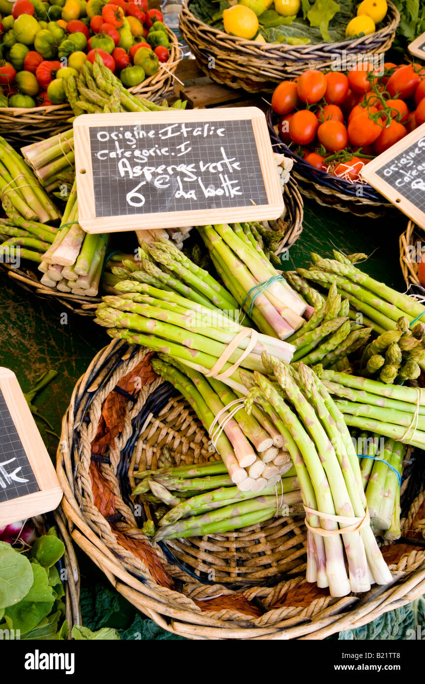 Kiosque de légumes du marché, le Cours Saleya, vieille ville de Nice, en France Banque D'Images