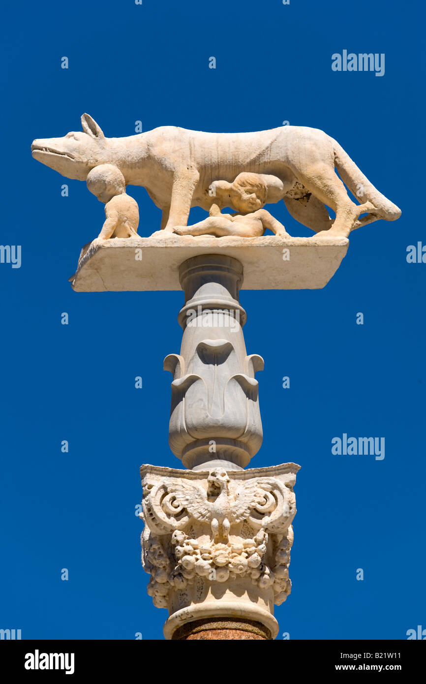 Romulus et Remus avec statue de loup près de Duomo à Sienne Banque D'Images