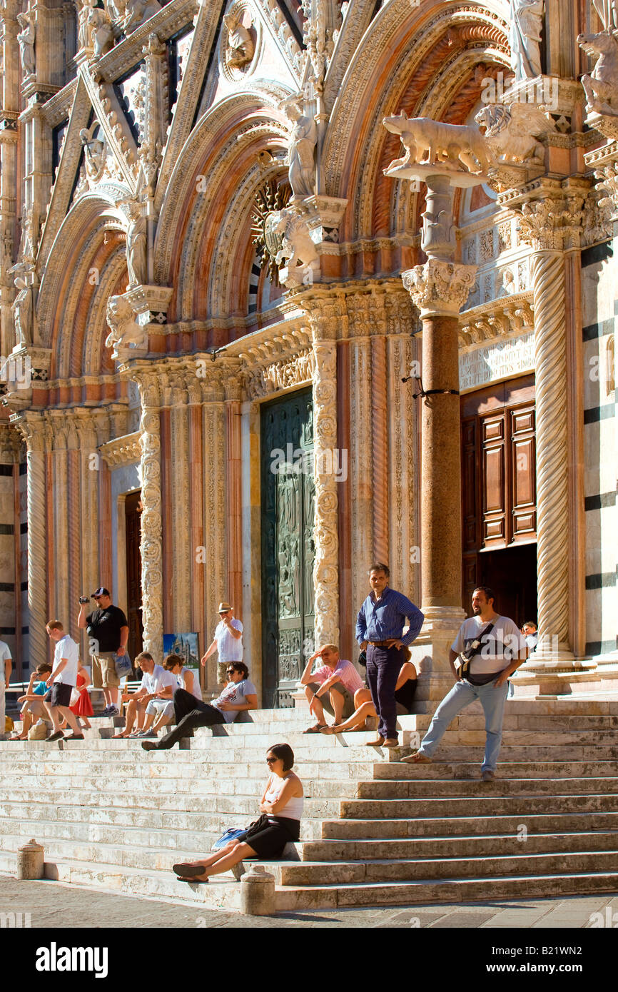 Les touristes se détendre sur les escaliers de la cathédrale de Sienne Banque D'Images