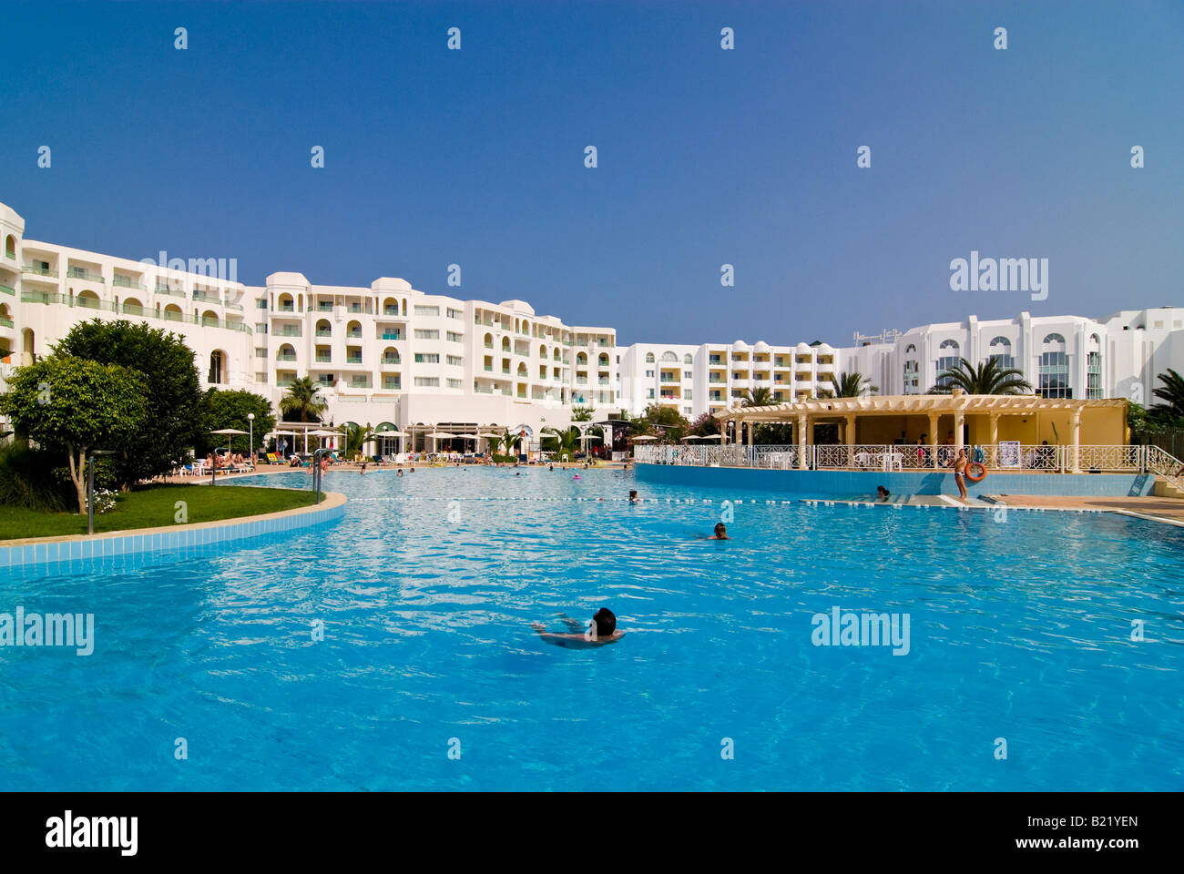 Grand angle de visualisation horizontal de la piscine animée à un grand hôtel moderne en Tunisie. Banque D'Images