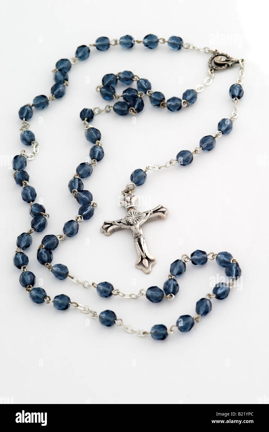 Chapelet bleu sur un fond blanc. Banque D'Images
