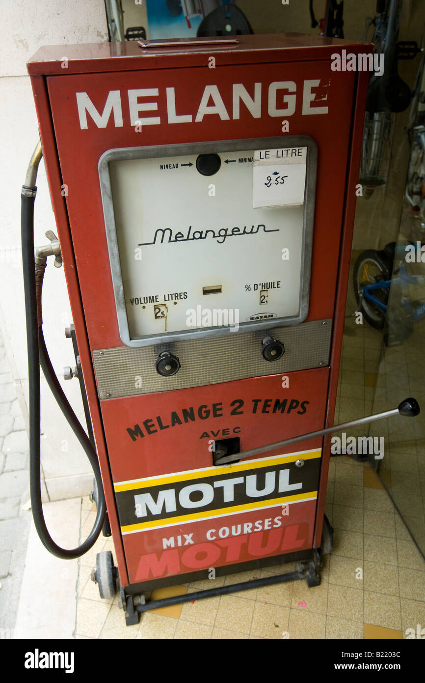 Pompe à essence pour les motos en France Juin 2008 Banque D'Images