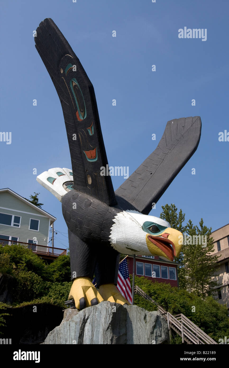 Magnifique, un totem de l'Aigle stylistique a été sculpté par Nathan Jackson de Ketchikan, Alaska. Banque D'Images