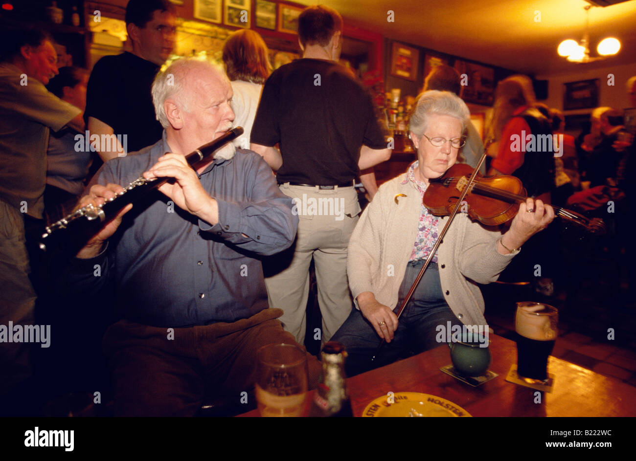 Homme et femme jouant de la musique traditionnelle au violon et flûte à l'ouest du comté de Baltimore Corner Bar Cork Irlande Banque D'Images