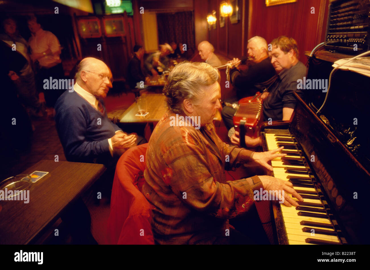 Joueur de piano jouant dans le bar de musique un Mannion pub dans le comté  de Galway Irlande Clifden Photo Stock - Alamy