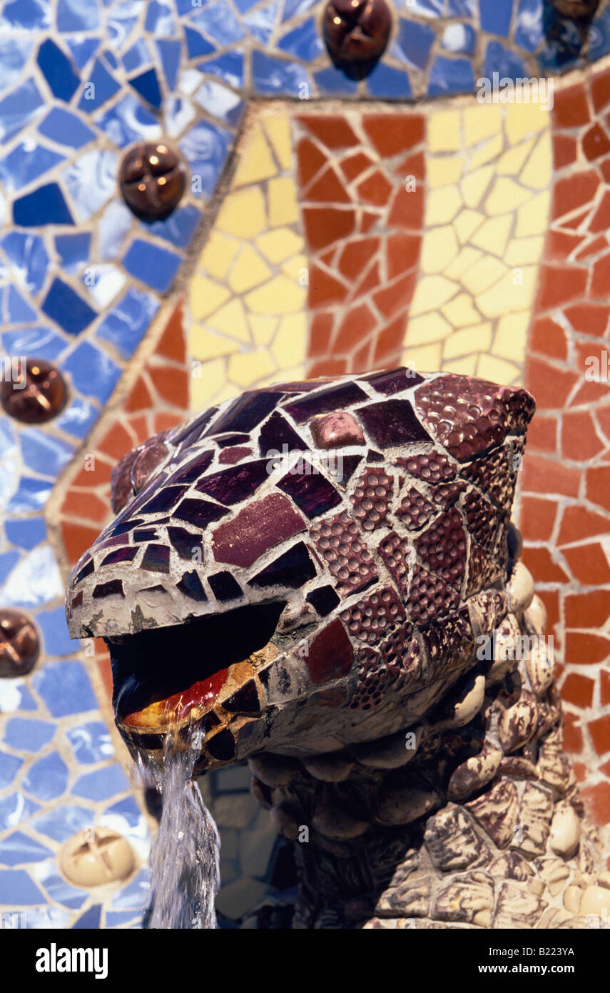 Reptil Printemps mythologique tête Parc Guell de Gaudi a Barcelone Catalogne Espagne Banque D'Images