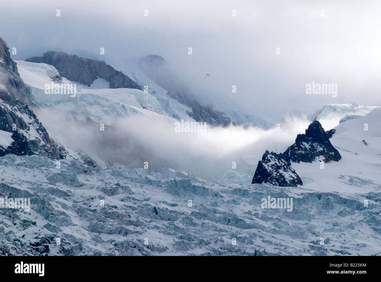 Un Vol En Parapente Au Dessus Du Glacier Des Bossons Sur Le