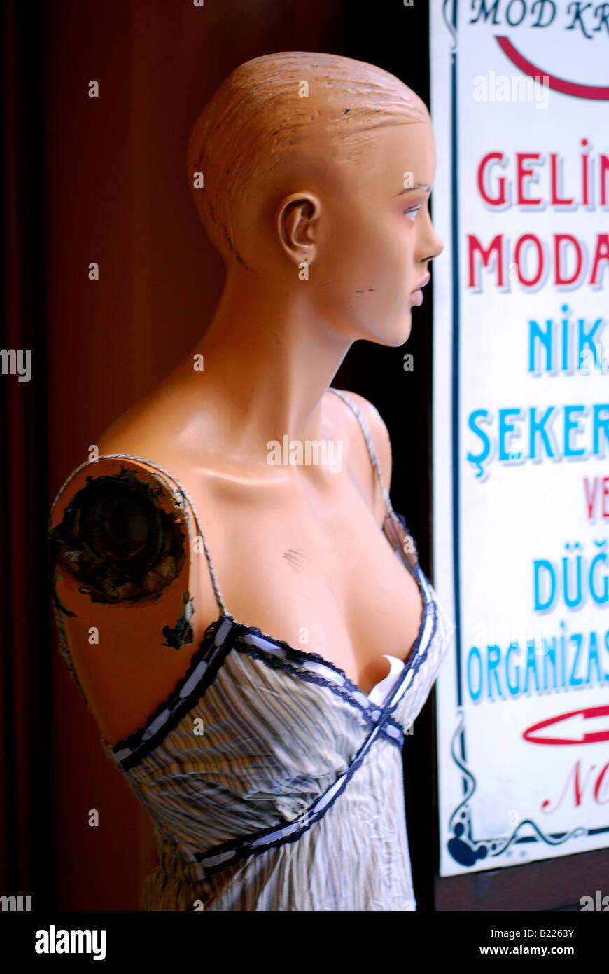 Un mannequin dans un magasin des passants dans un centre commercial à Beyoglu, Istanbul, Turquie Banque D'Images