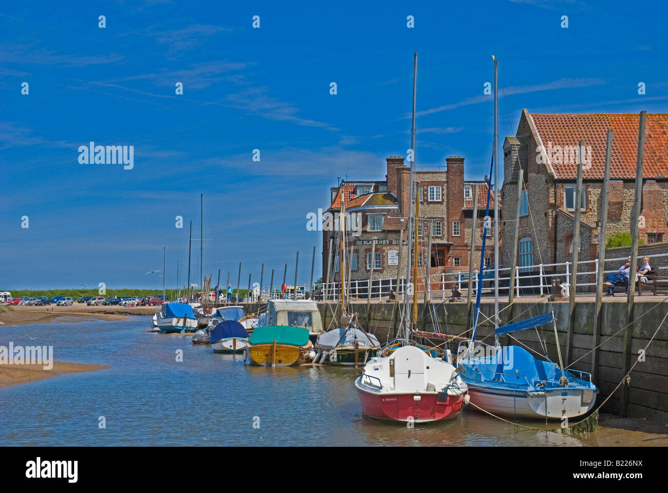 Bateaux sur la rivière à Blakeney Quay, Norfolk, Angleterre Banque D'Images