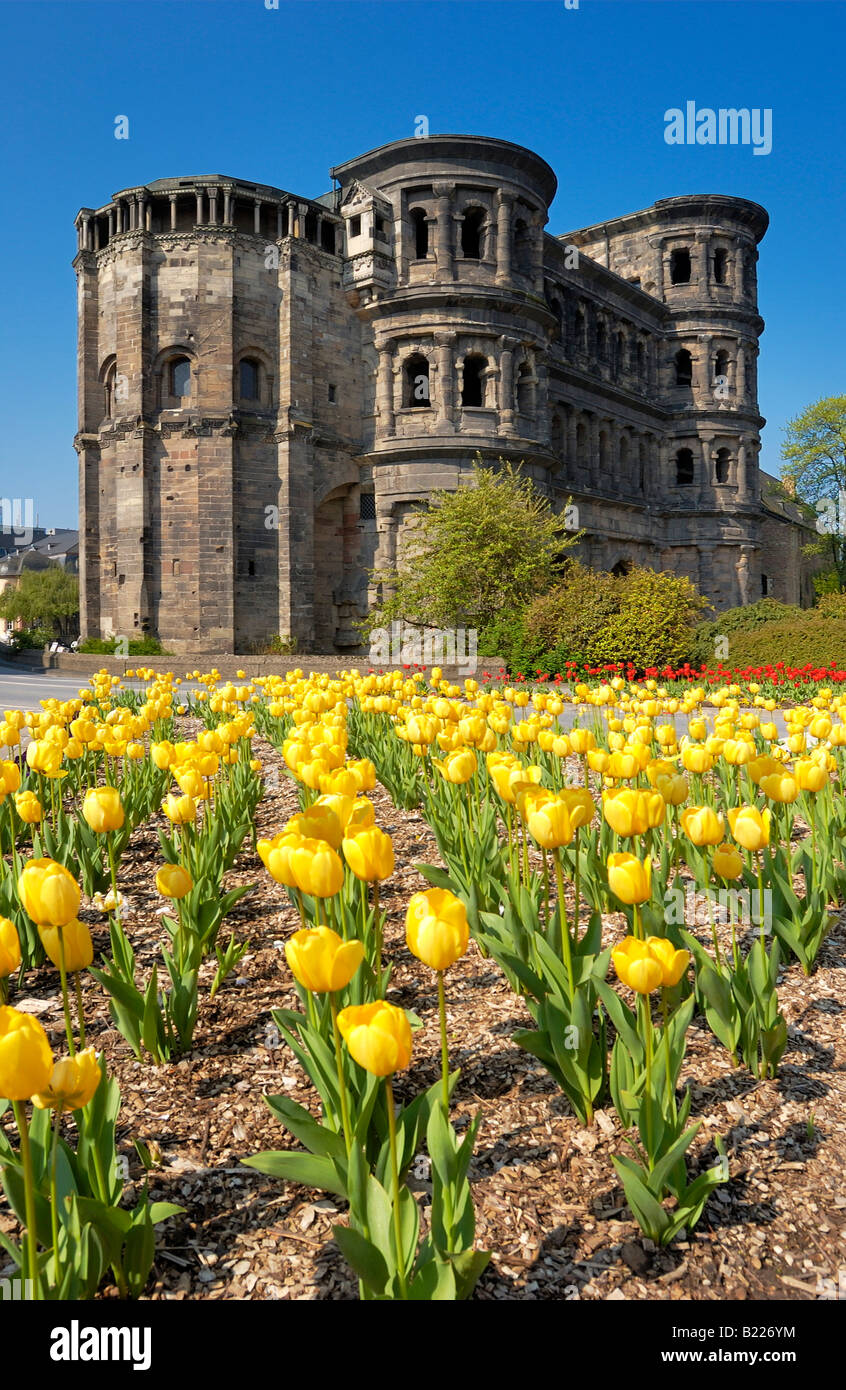 Porta Nigra, porte de la ville romaine, tulipes, Trèves, Allemagne, Europe Banque D'Images