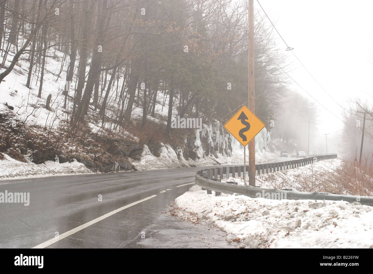 La glace et le brouillard rend l'épingle à son tour sur le Massachusetts Mohawk Trail conduite dangereuse Banque D'Images