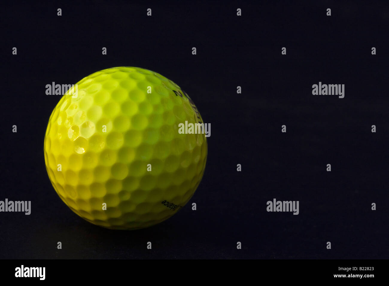 Une balle de golf jaune en fond noir découpée découpe isolé gros plan rapproché personne horizontal aux États-Unis haute résolution Banque D'Images
