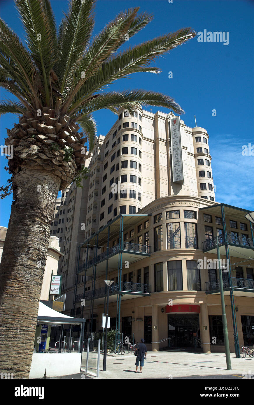 Palmier et l'extérieur du Grand Hotel, Glenelg, Adelaide, Australie du Sud Banque D'Images