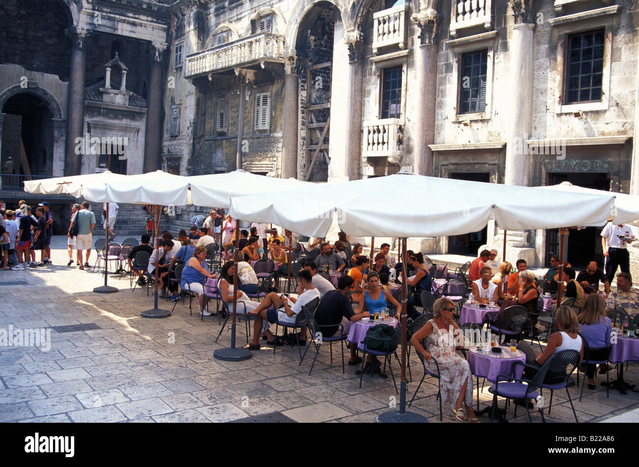 Des gens assis dans un café de la chaussée du Palais Dioclétien Split Dalmatie Croatie Banque D'Images