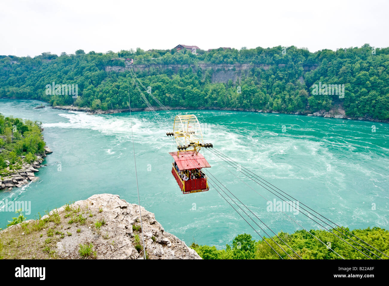 La Niagara Whirlpool vue du côté canadien avec un téléphérique arrive du côté américain de la rivière Niagara Banque D'Images