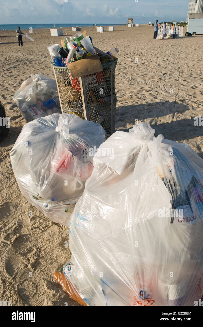 Les poubelles débordent à Miami Beach en Floride Banque D'Images Les poubelles débordent à Miami Beach en Floride Banque D'Images