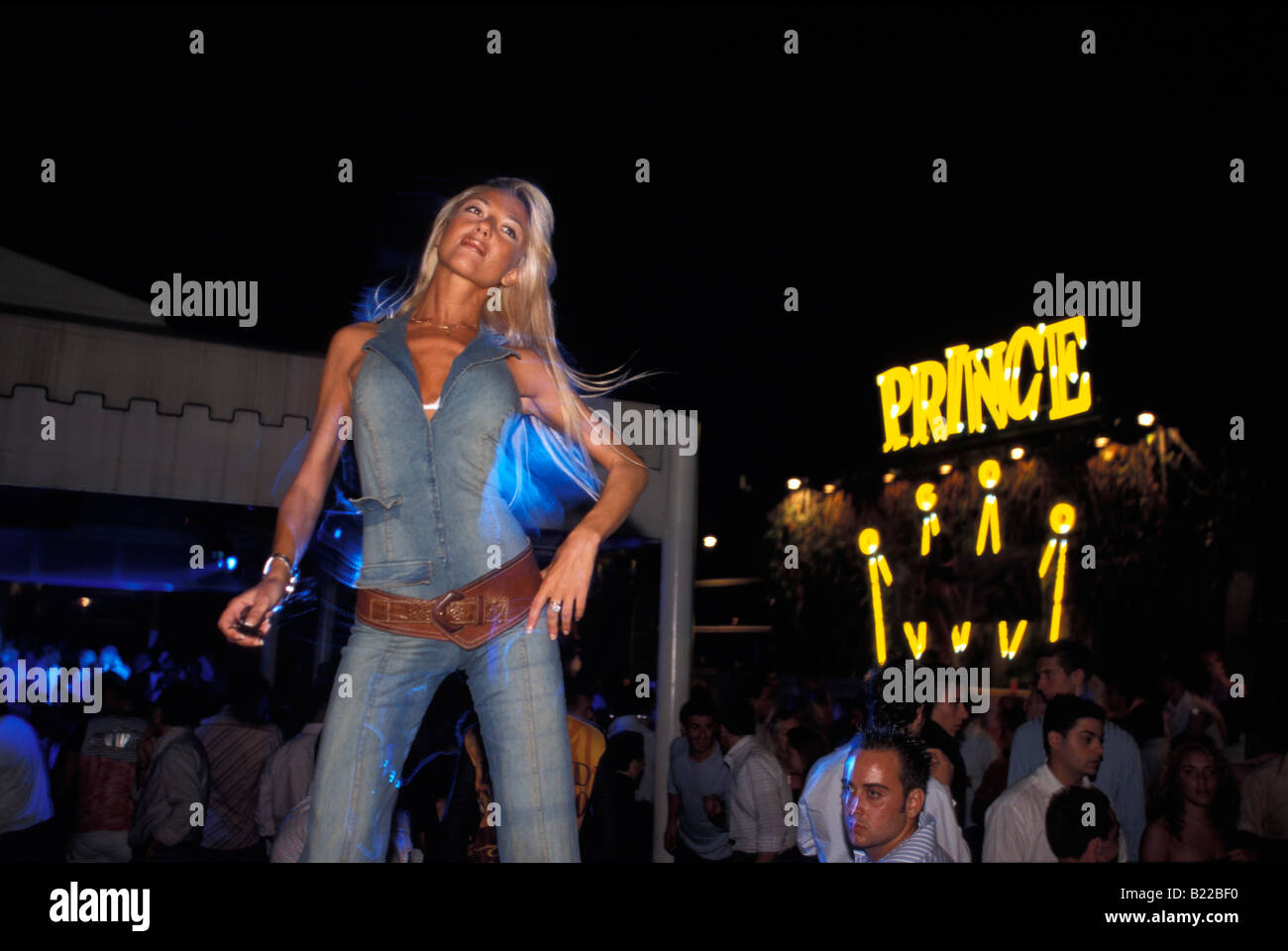 Girl Dancing in Prince Discothèque Riccione l'Emiglia Romagna Italie Côte Adriatique Banque D'Images