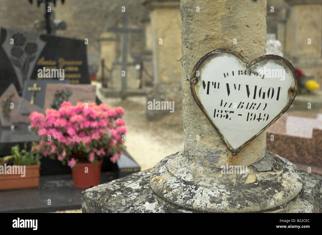 Plaque en forme de coeur sur une tombe de Tracy-Sur-Mer, Normandie, France Banque D'Images