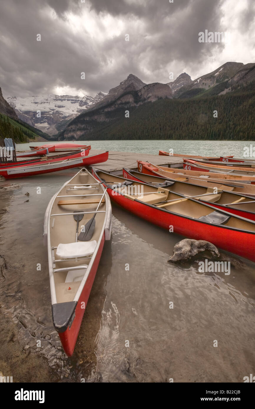 Kayaks sur le lac Louise, Alberta, Canada Banque D'Images