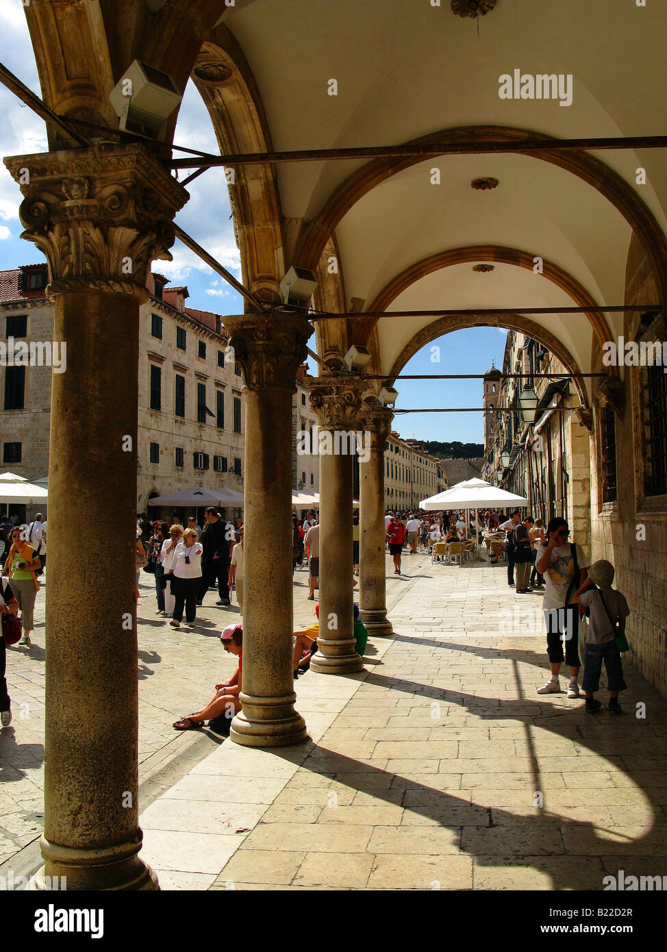 Un Archade dans la place principale dans la vieille ville de Dubrovnik, Croatie, Balkans Banque D'Images