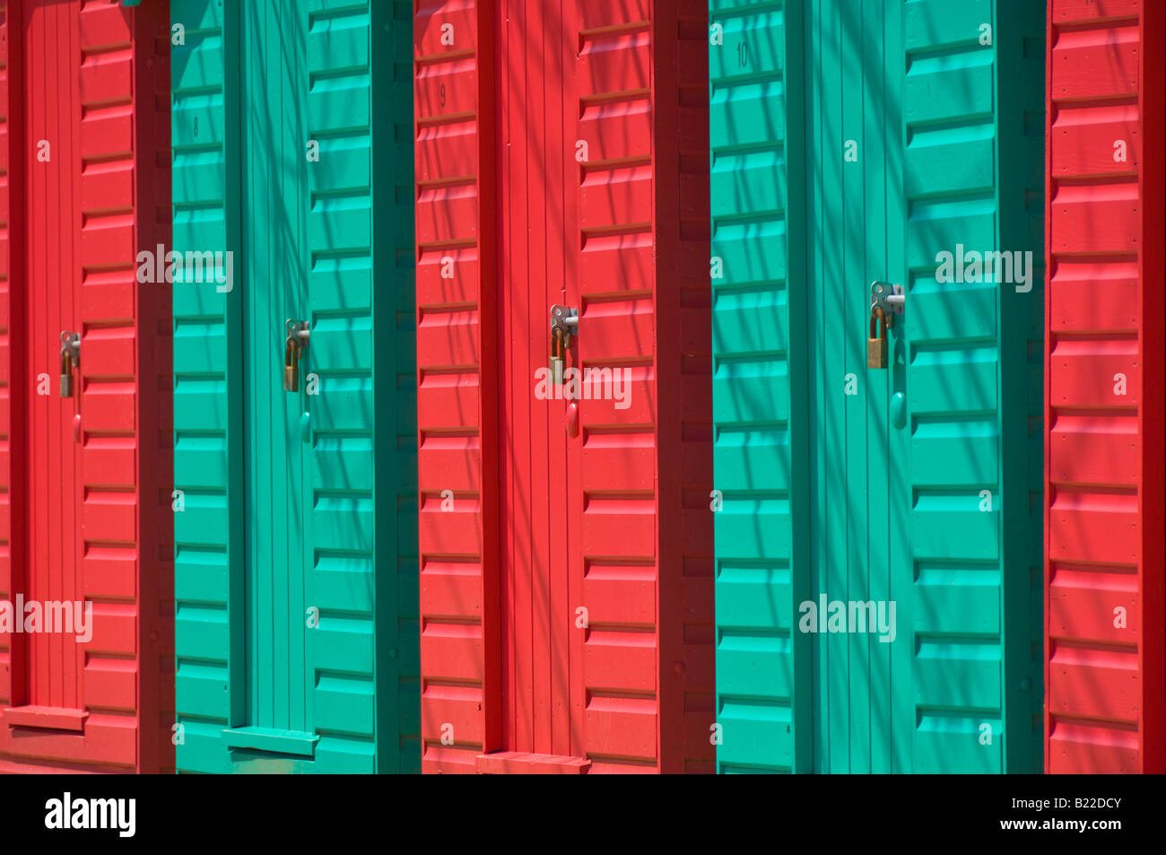 Peint en rouge et vert des cabines de plage sur la plage de Llanbedrog Gwynedd péninsule Llyn North Wales UK GB EU Europe Banque D'Images