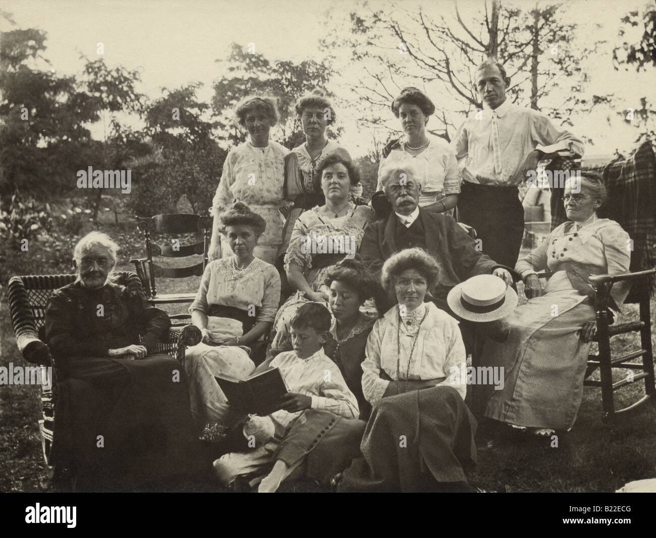 Famille Allongée En Tas Sur L'herbe Ensemble Photo stock - Image du enfant, mensonge: 52857930