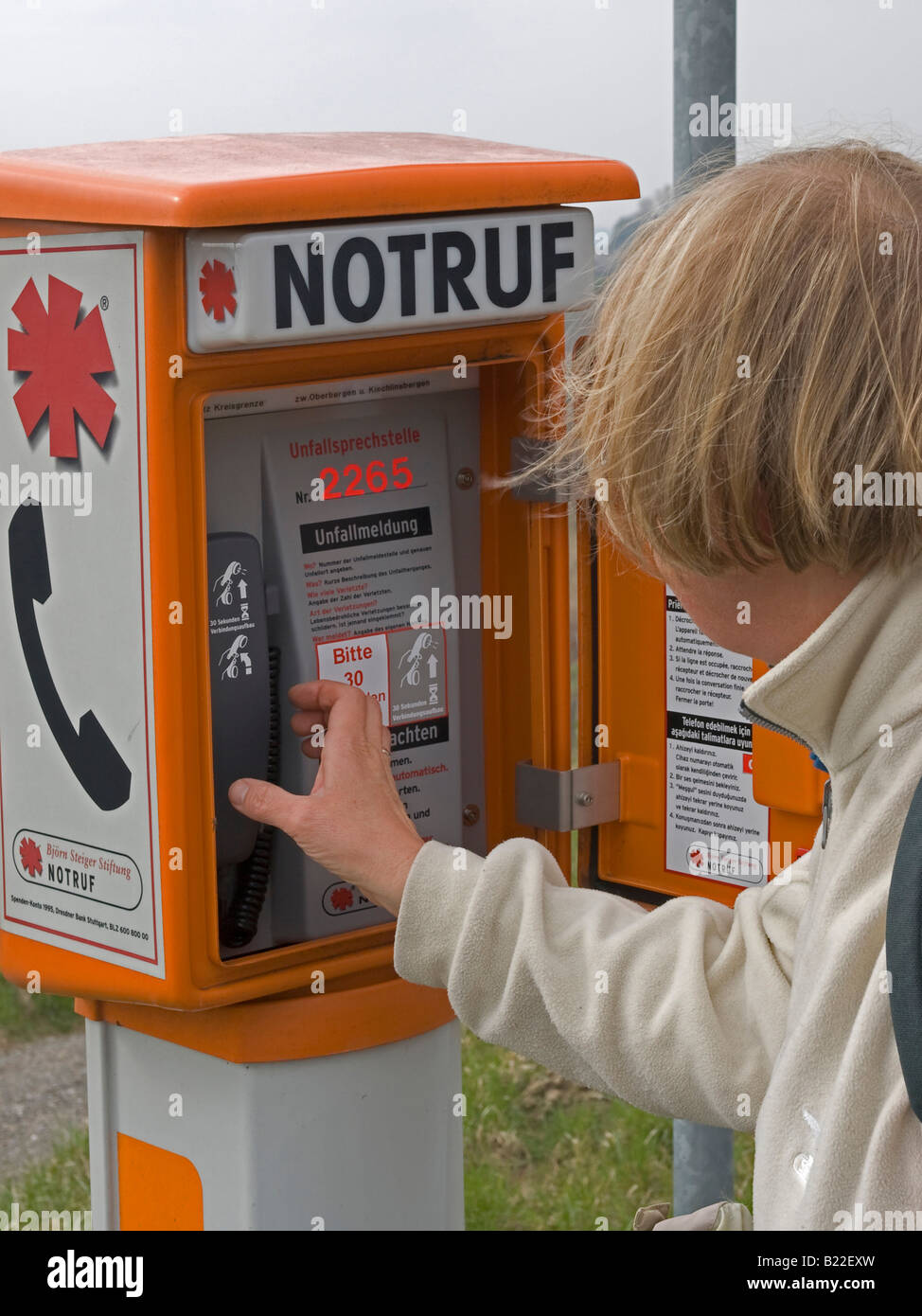 Femme à un poste de secours est donc un appel de détresse de notification des accidents, Banque D'Images