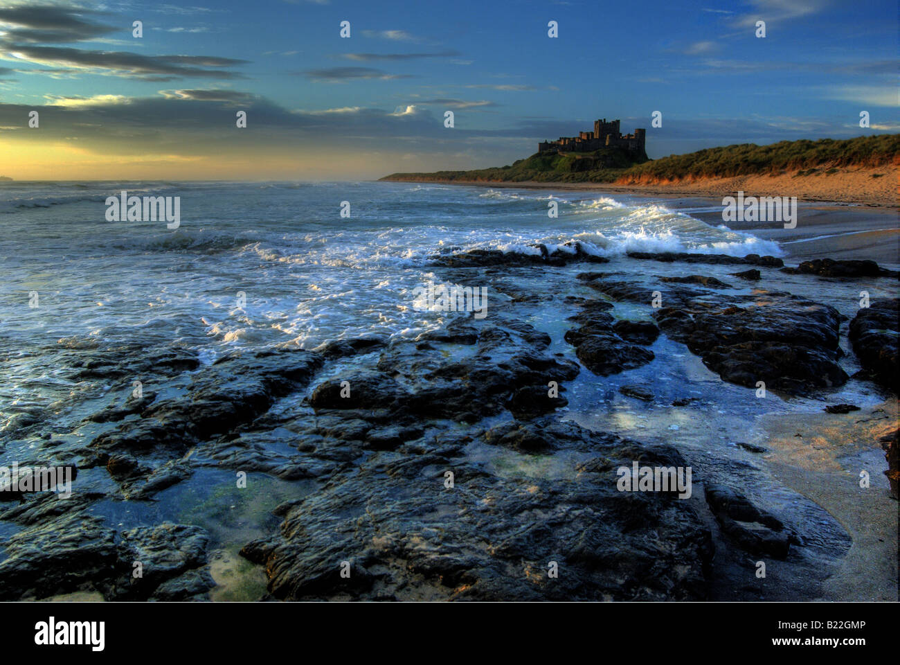 Château de Bamburgh, Northumberland, Angleterre, Grande-Bretagne, Royaume-Uni. Vue depuis le Nord. Banque D'Images