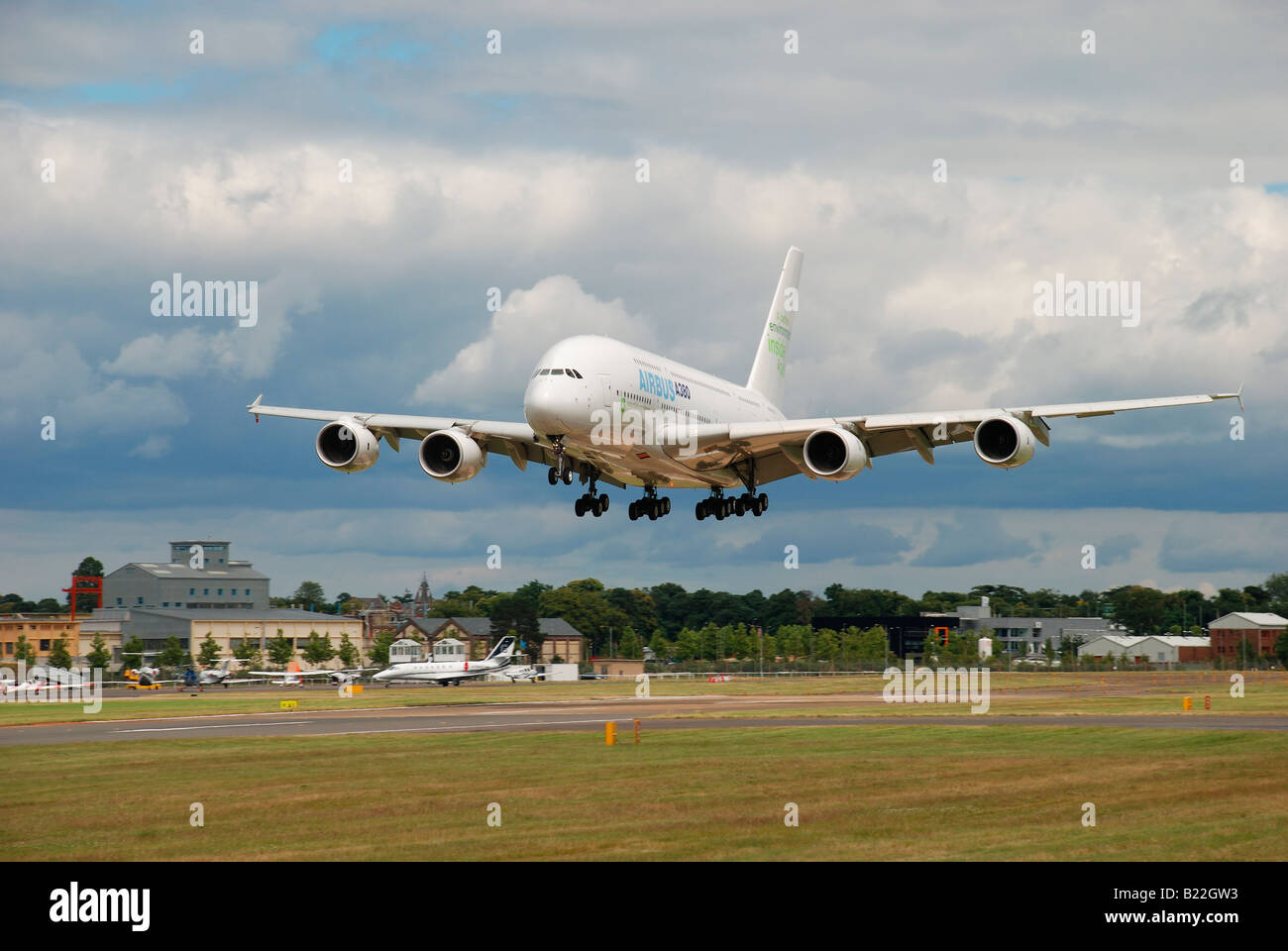 Airbus A380 à l'atterrissage à Farnborough 2008 contre ciel nuageux. Banque D'Images
