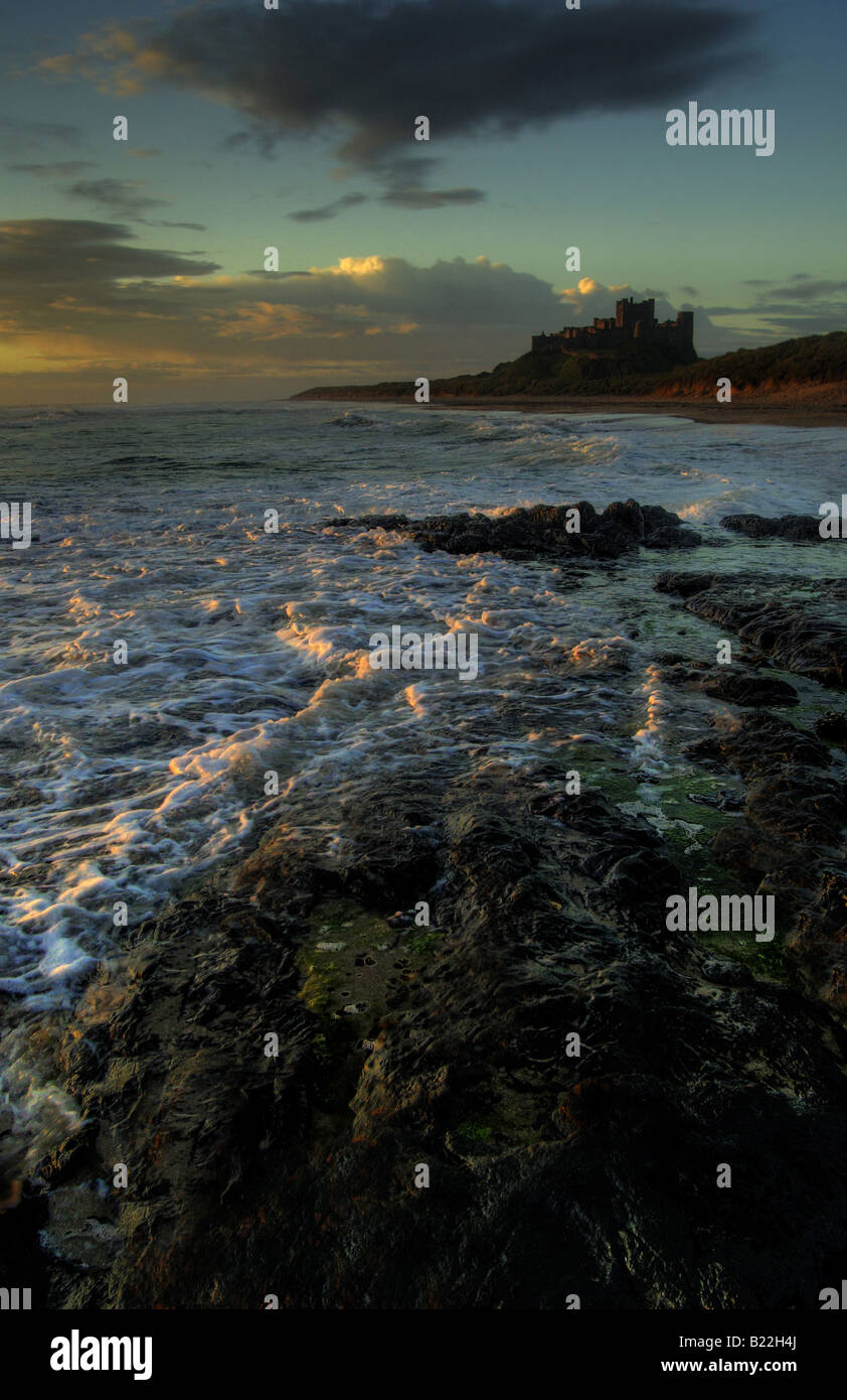 Château de Bamburgh, Northumberland, Angleterre, Grande-Bretagne, Royaume-Uni. Vue depuis le Nord. Banque D'Images