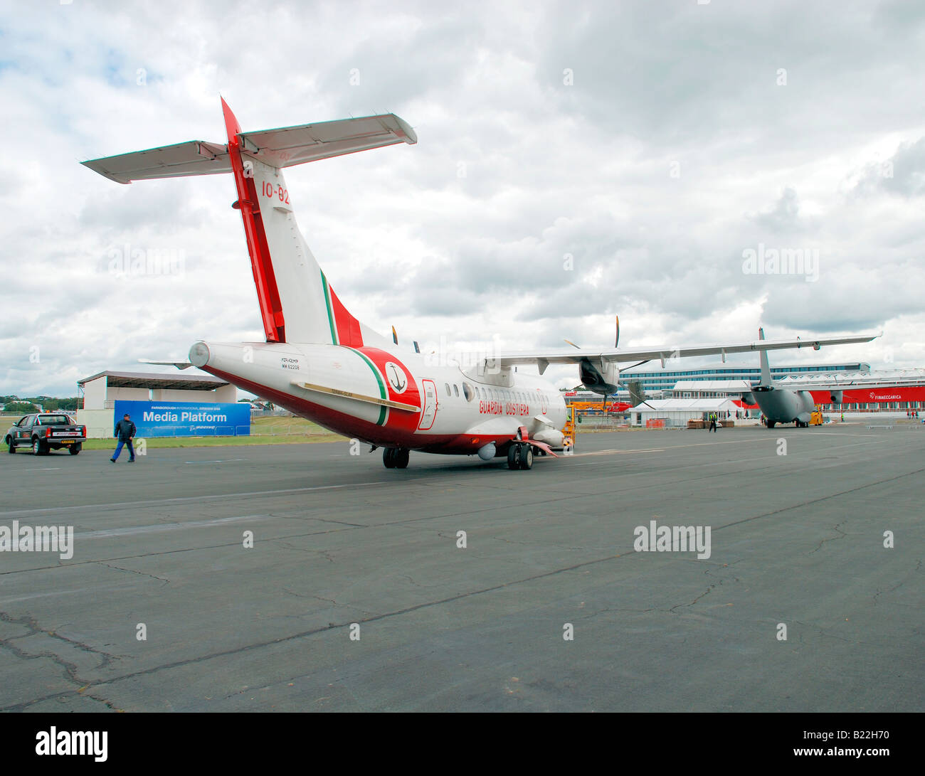 ATR42 d'aéronefs de la Garde côtière canadienne être remorqué à Farnborough 2008. Banque D'Images
