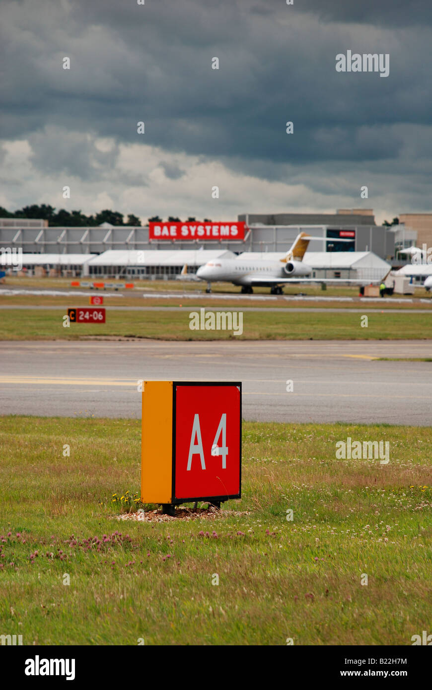 Taxi de l'aérodrome l'aéroport de Farnborough marqueur hold façon.A4. Banque D'Images