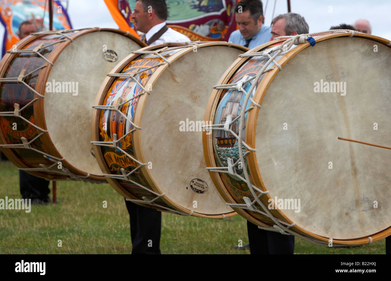 Lambeg orangistes avec batterie pendant 12 juillet Orangefest Dromara célébrations dans le comté de Down en Irlande du Nord Banque D'Images