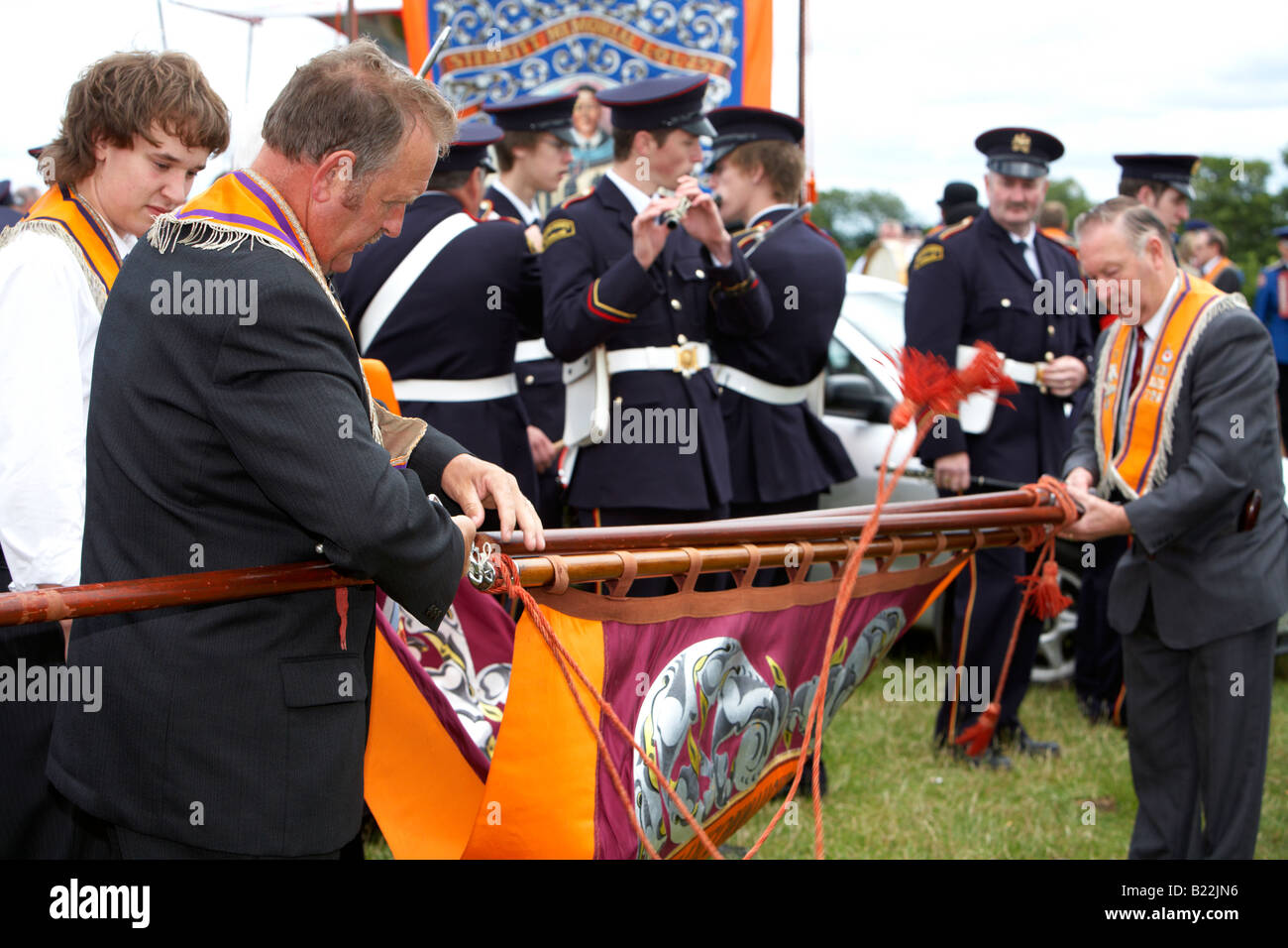 Les membres d'un loyal orange lodge orangistes se déploient une bannière pendant 12 juillet Orangefest célébrations dans Dromara county down Banque D'Images