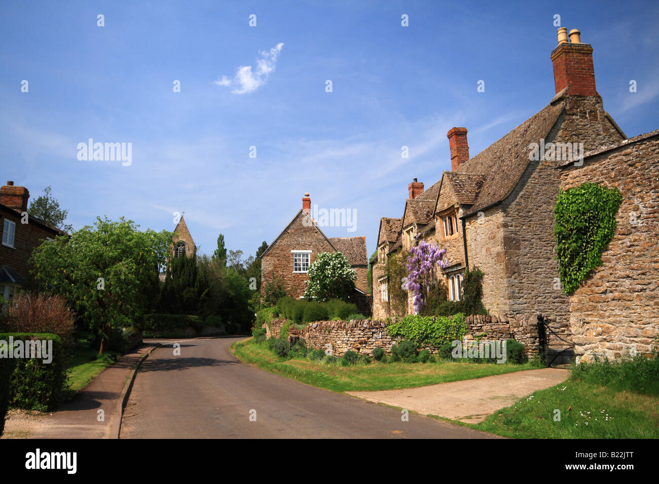 Village Swerford, Cotswolds, Oxfordshire, England, UK en été Banque D'Images