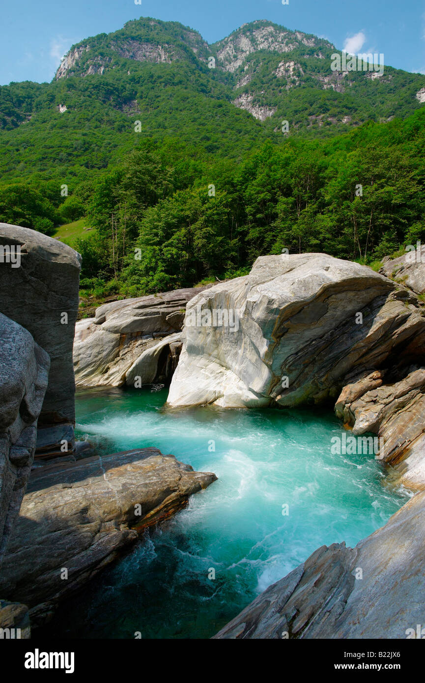 Rocky préalpes ruisseau dans la vallée à distance du Val Verzasca, près de lavertezzo , Tessin Banque D'Images