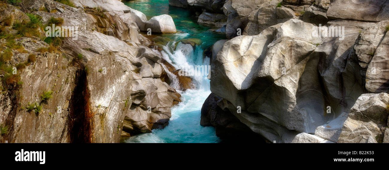 Rocky préalpes ruisseau dans la vallée à distance du Val Verzasca, près de lavertezzo , Tessin Banque D'Images