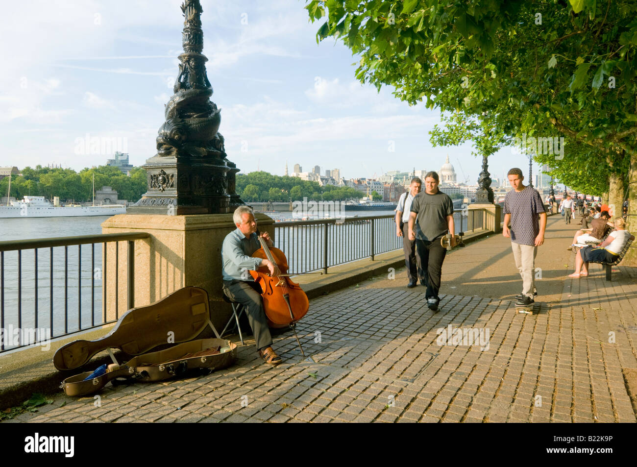 La violoncelliste aux spectacles de rue le long de la rivière Thames London UK Banque D'Images