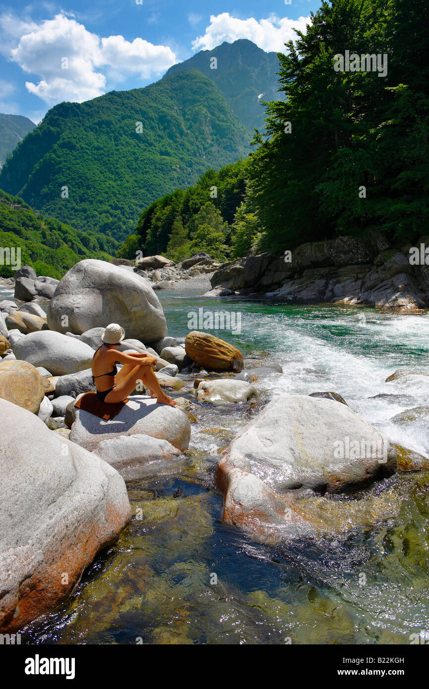 Les jeunes femmes s'asseoir au soleil dans la vallée alpine de val verzasca , Tessin Banque D'Images