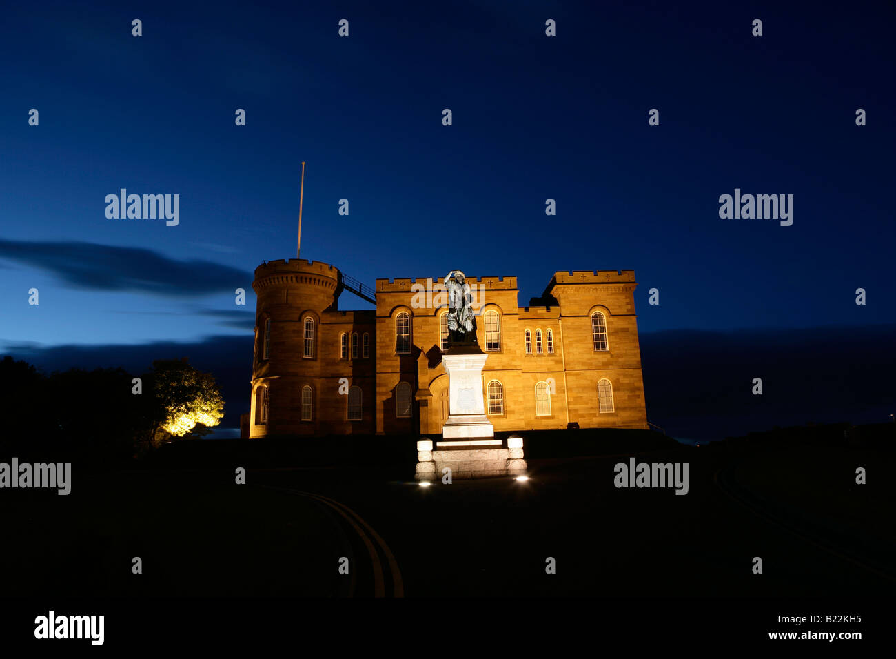 Ville d'Inverness, en Écosse. Vue nocturne de la Flora MacDonald Statue devant le Château d'Inverness. Banque D'Images